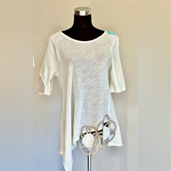 NWT Italian Asymmetric Blouse Top with Handmade Floral Applique L Cream - Picture 9 of 16